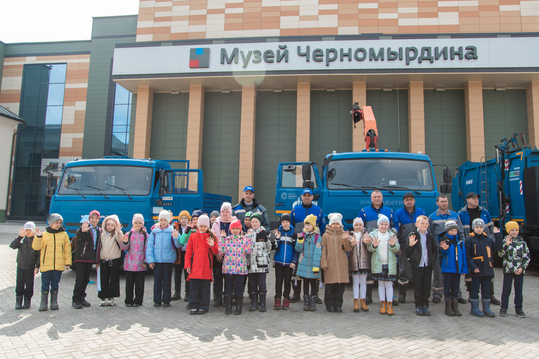 Выставку газомоторной техники, которую организовали газодобытчики, посетили юные жители села Черный Отрог