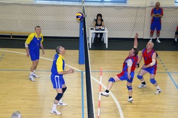 Александра Загребина (у сетки слева) хорошо знают в любительском спорте. В его копилке — медали чемпионатов России и серебро чемпионата мира по волейболу среди ветеранов
