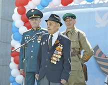 Оренбуржцев со сцены поздравил участник Великой Отечественной войны Хабибулла Ахметович Байтеев