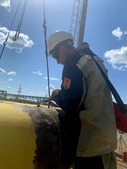 Слесарь управления аварийно-восстановительных работ Григорий Иноземцев готовится выполнить резку трубопровода