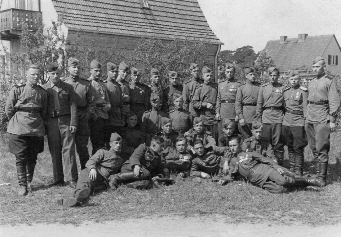 Фото сделано в мае 1946 года во время прохождения курсов линейного взвода роты связи в Германии в городе Крампниц. Александр Растегаев стоит пятый справа