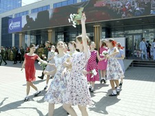 Праздник на площади Дворца культуры и спорта "Газовик"