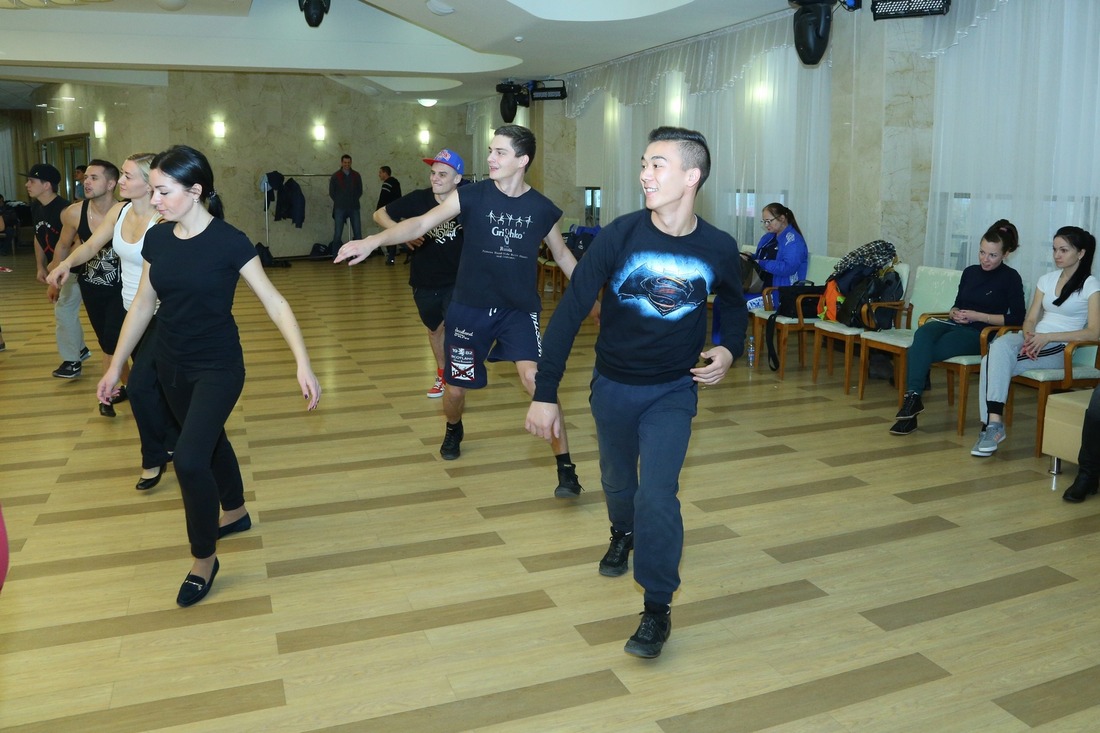 Участники коллектива "Степ-данс" совершенствуют свою хореографию