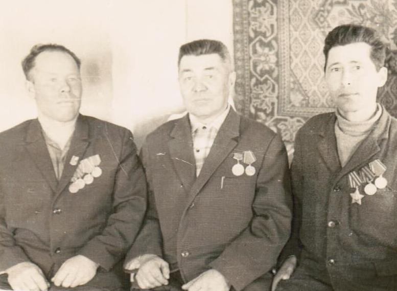 Ветераны села Среднеаскарово Саракташского района Оренбургской области. Ягафар Асламчин (слева)