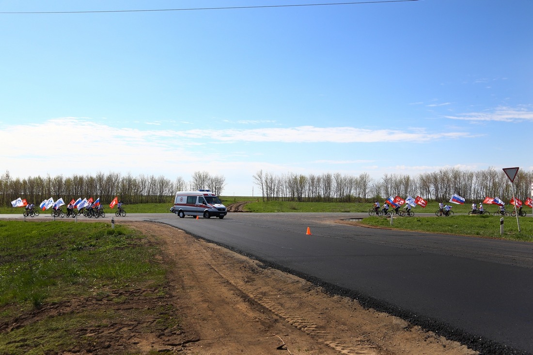 Колонны велосипедистов из Оренбурга и Переволоцкого встретились на повороте у газоперерабатывающего завода