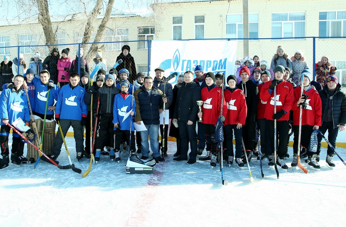 От имени генерального директора Общества Владимира Кияева участникам состязаний были вручены хоккейные коньки и клюшки