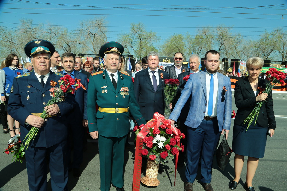 Представители ООО "Газпром добыча Оренбург" возлагают цветы к Вечному огню на проспекте Победы
