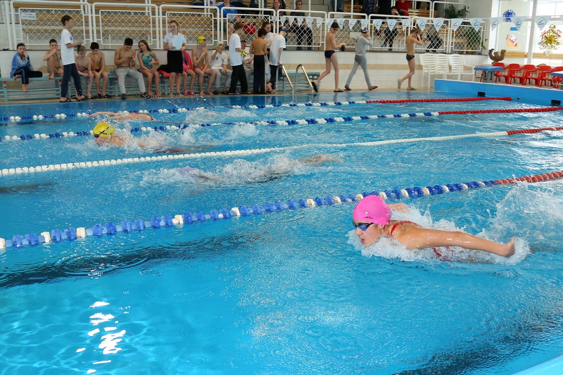 Состязание в комплексном плавании на дистанции 100 метров