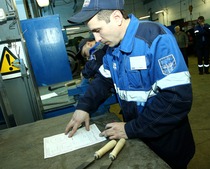 На гелиевом заводе соревнуются слесари по ремонту технологических установок
