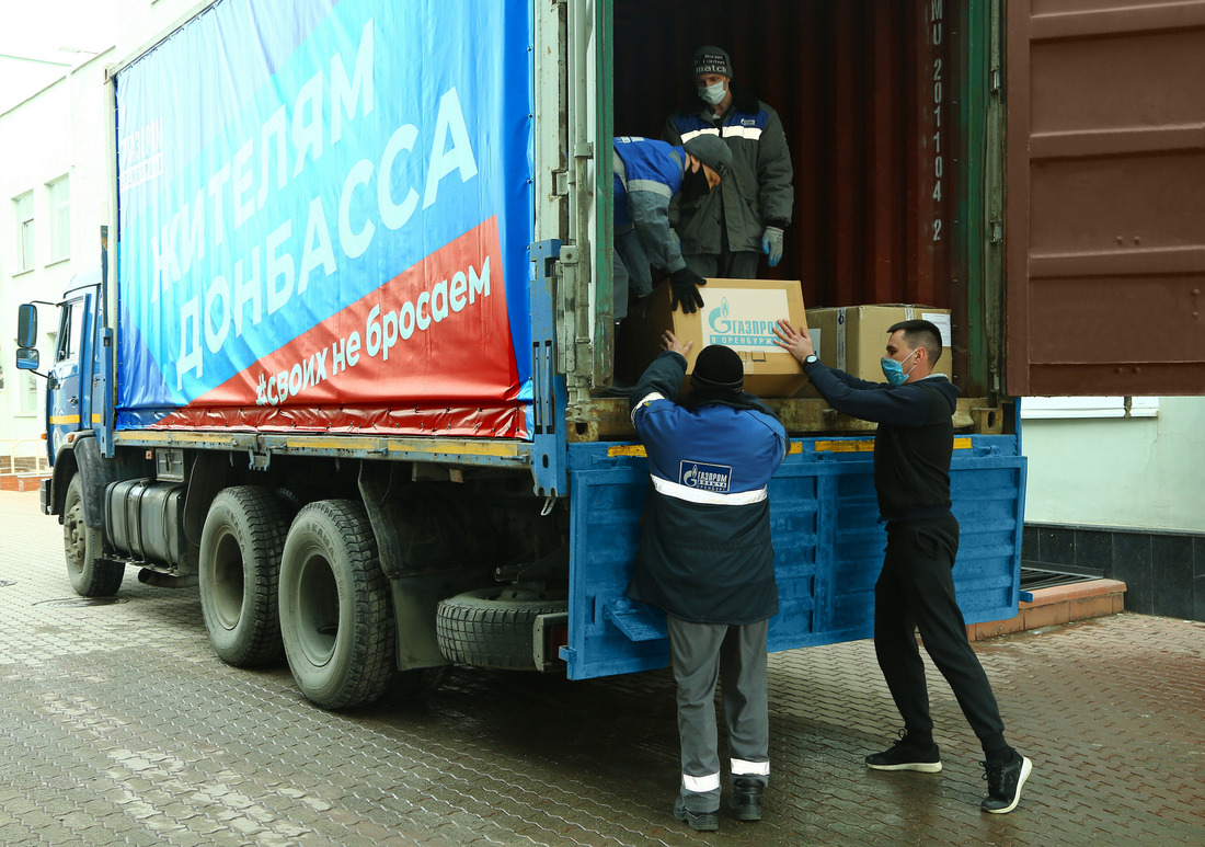 Загрузка гуманитарной помощи, которую собрали предприятия некоммерческого партнерства "Газпром в Оренбуржье"