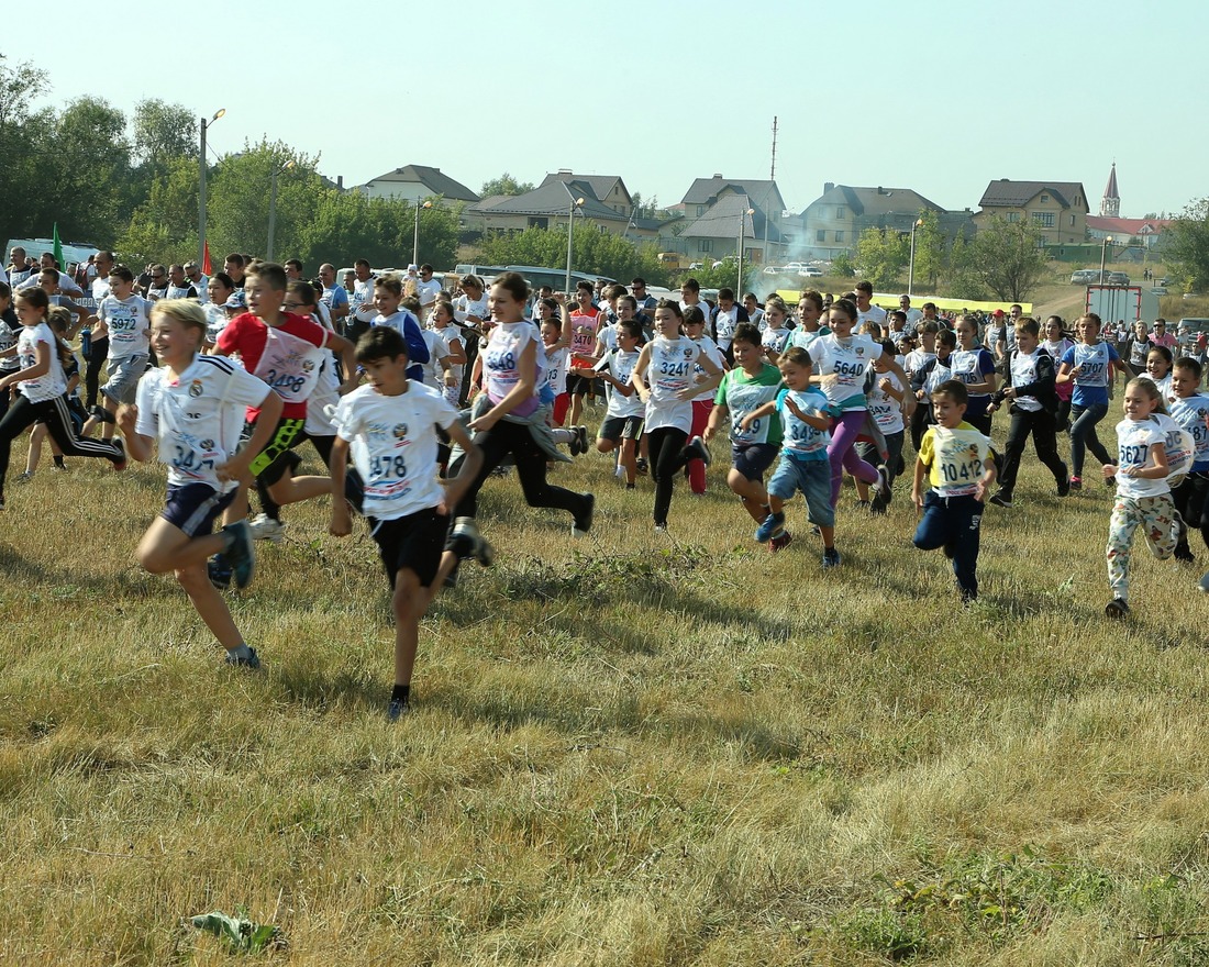 "Кросс нации" в Оренбургском и Переволоцком районах собирает тысячи любителей бега и здорового образа жизни