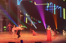 На сцене Юлия Яхина и танцевальная пара Ивана Маркова и Анастасии Рагулиной