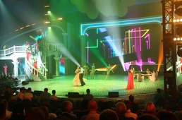 На сцене Юлия Яхина и танцевальная пара Ивана Маркова и Анастасии Рагулиной