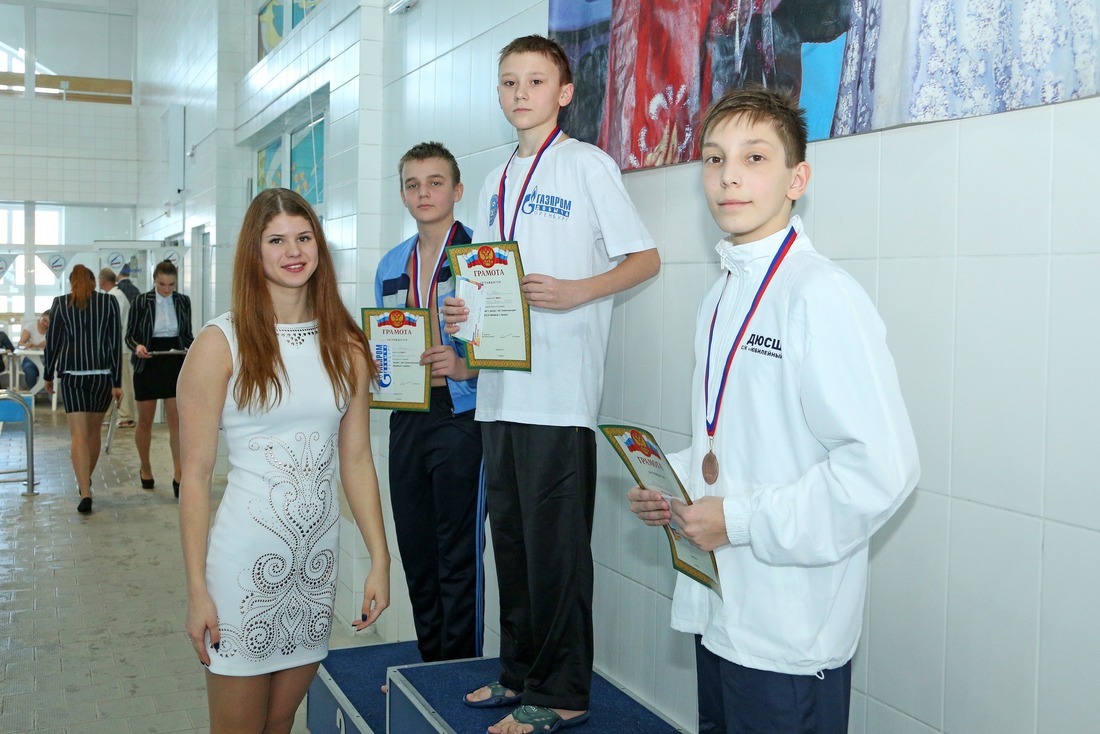Победителей награждает чемпионка мира по плаванию Мария Каменева