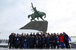 Оренбуржцы у памятника Салавату Юлаеву
