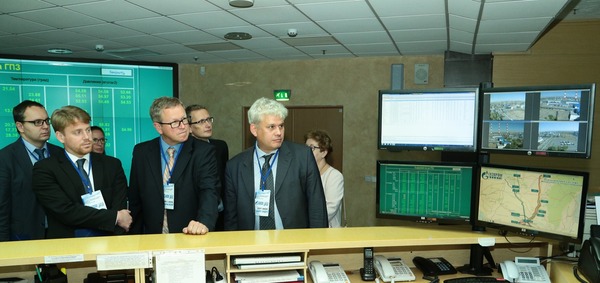 В производственно-диспетчерской службе ООО "Газпром добыча Оренбург" зарубежным коллегам наглядно представили картину деятельности предприятия