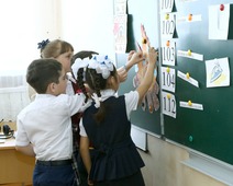 В школе № 3 райцентра Переволоцкий для первоклашек провели открытый урок по предмету «Окружающий мир», посвященный культуре безопасности