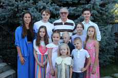 Геннадий Петрович с внуками. Фото из архива семьи Лавренко
