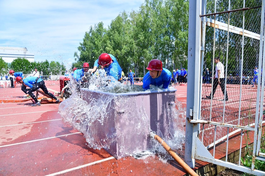 Участникам соревнований по пожарно-прикладному спорту не страшны ни вода, ни огонь