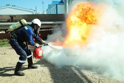 Тушить очаг возгорания с помощью порошкового огнетушителя — важный навык для респираторщиков
