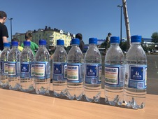 Этикетки бутилированной воды, которая раздавалась участникам акции, содержат основные правила безопасного перехода проезжей части