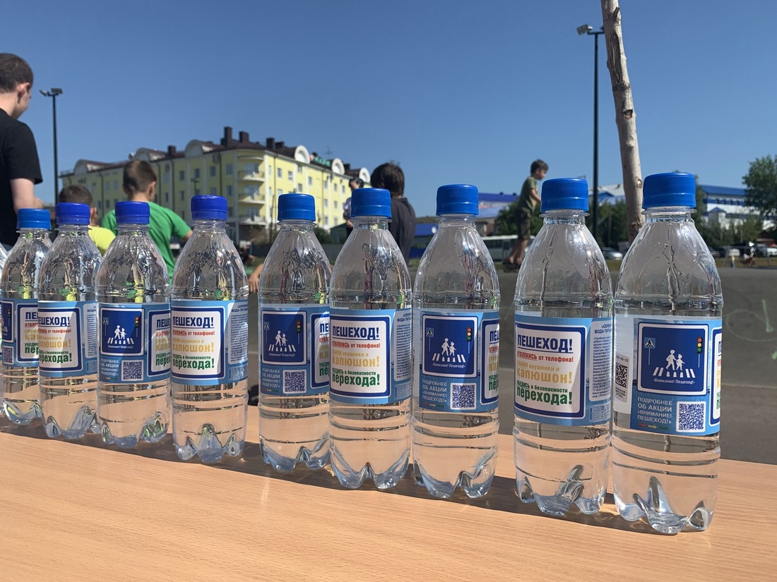 Этикетки бутилированной воды, которая раздавалась участникам акции, содержат основные правила безопасного перехода проезжей части