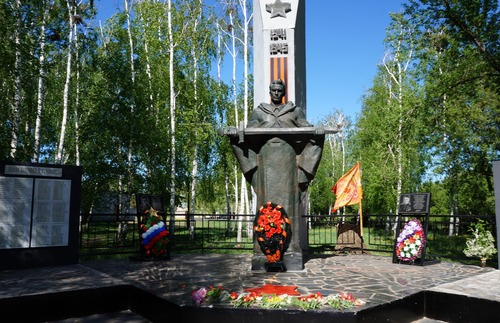 Отреставрированный памятник в селе Адамовка Переволоцкого района