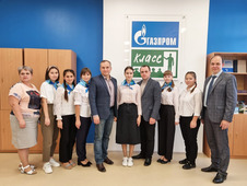 Руководство Уфимского государственного нефтяного технического университета встретилось с ученицами "Газпром — класса" Черноотрожской школы Саракташского района