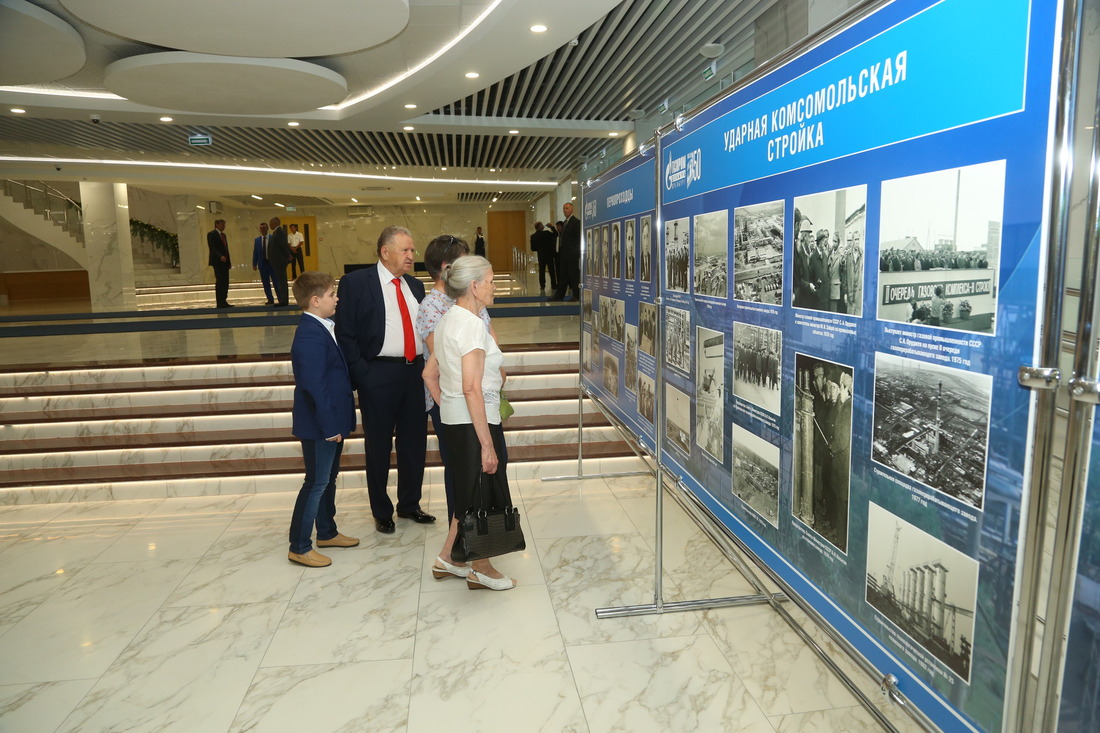 История в фотографиях на стендах в фойе ДКиС "Газовик"