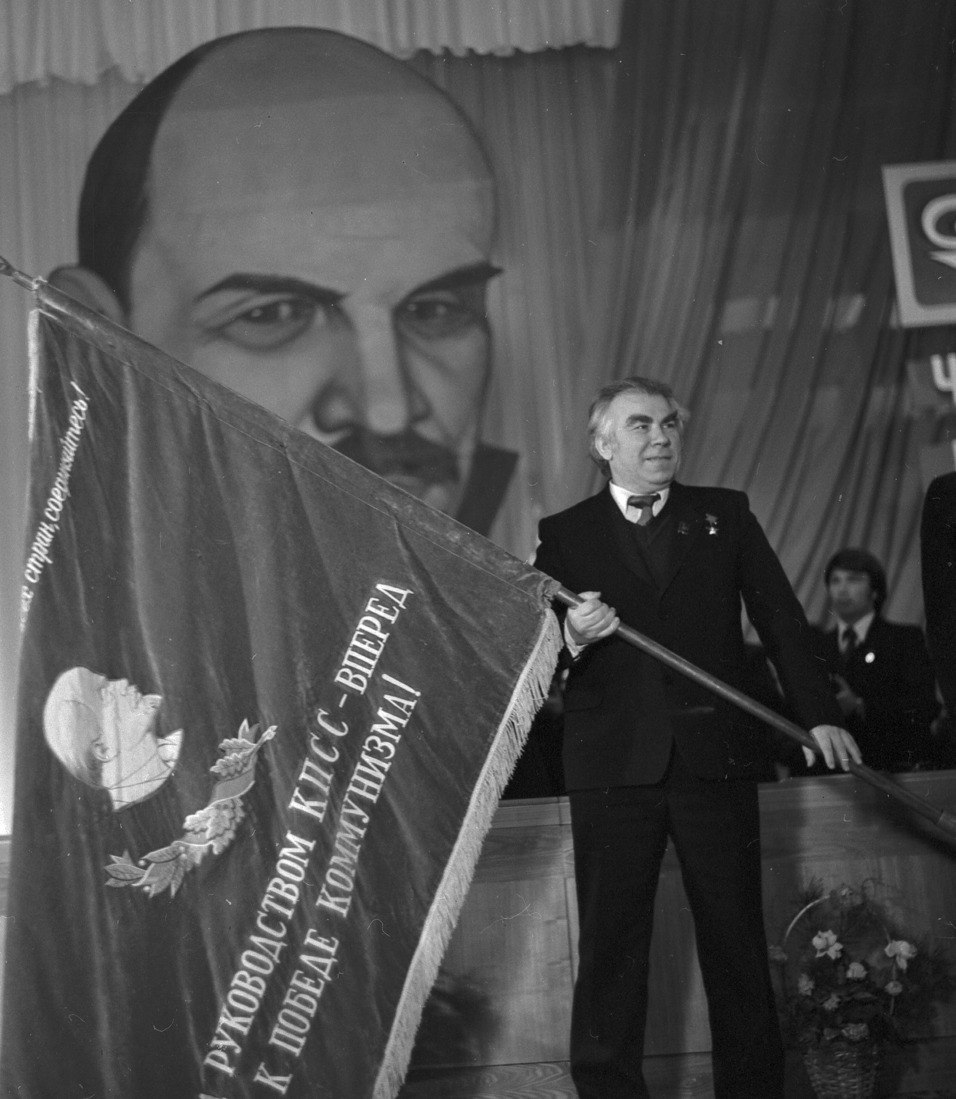 Красное знамя в руках начальника ВПО "Оренбурггазпром" Юрия Вышеславцева