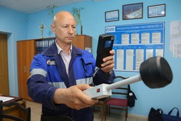 Инженер Андрей Никандров проводит замеры освещения и электромагнитного поля от персональных компьютеров