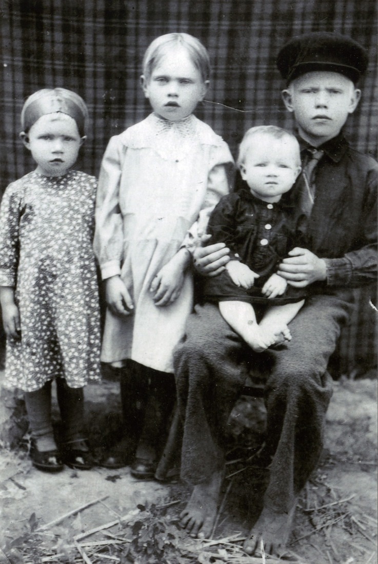 Дети Григория и Елены Козловых (слева направо): Мария, Антонина, Иван держит на руках Василия, 1952 год