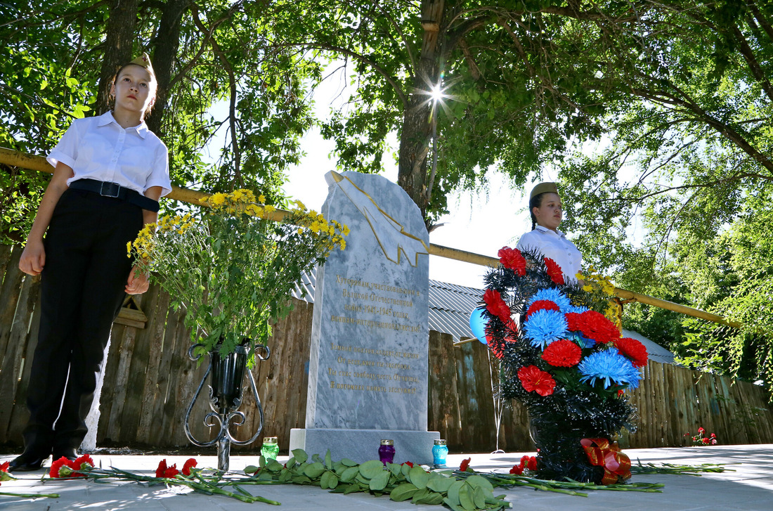 Памятник открыт на площадке перед входом в школу