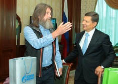 В 2015 году в ходе визита в Оренбург Федор Конюхов (слева) встретился с генеральным директором ООО "Газпром добыча Оренбург" Владимиром Кияевым