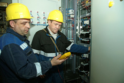 Бригада электромонтеров проводят проверку смонтированного оборудования