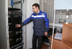 Инженер энергосвязи Евгений Никитенко регулирует уровень громкости системы рупоров