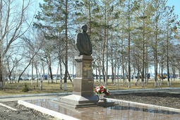 Памятник Виктору Черномырдину у проходной Оренбургского газоперерабатывающего завода был установлен в 2012 году