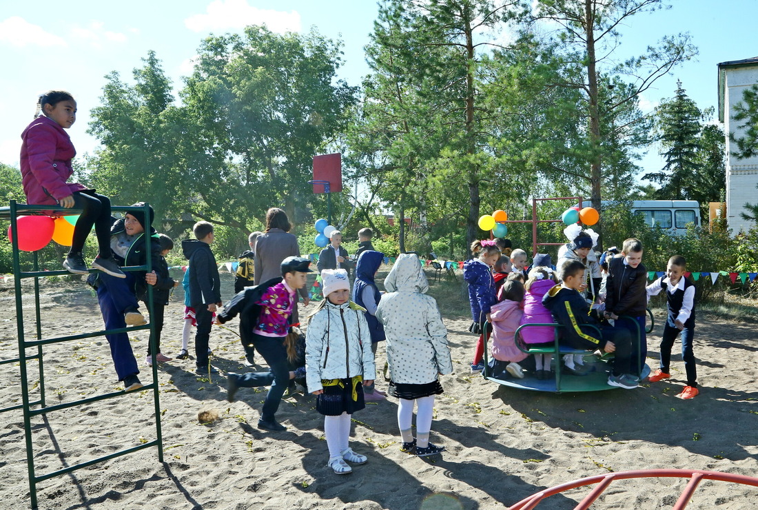 Юные жители Степановки опробовали открытый игровой комплекс в день его открытия