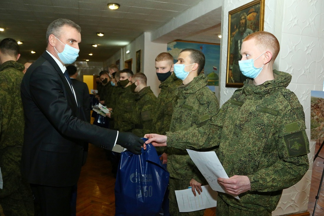 Алексей Кудинов передает подарки военнослужащим