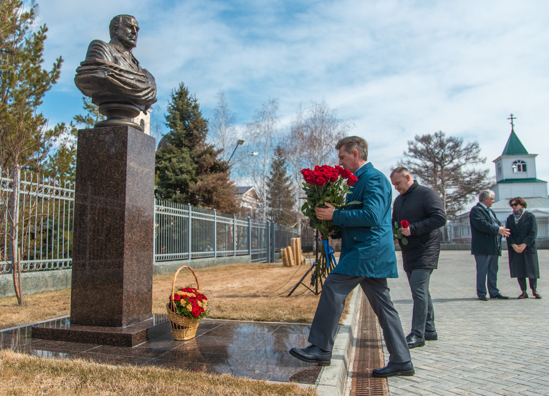 Возложение цветов к памятнику Виктора Черномырдина