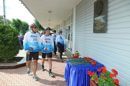 Возложение цветов участниками велопробега к мемориальной доске Василию Николаеву