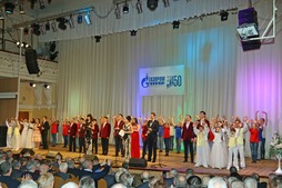 На сцене филармонии артисты Дворца "Газовик"