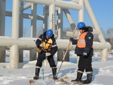 Трубопроводчики Нежнепавловского ЛПУ Алексей Корякин и Тимур Гайсин определяют толщину льда