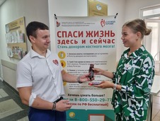 Чтобы поддержать доноров, председатель Совета молодых ученых и специалистов предприятия Виктория Матвеева вручала гранатовый сок и шоколадку