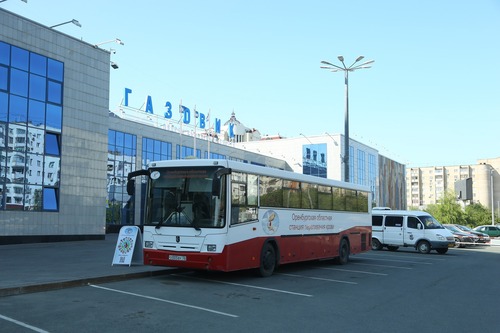 Автобус областной станции переливания крови припаркован рядом с офисом предприятия