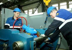 Слесари по ремонту технологического оборудования Александр Князев (слева) и Никита Мужиков монтируют кран для испытания