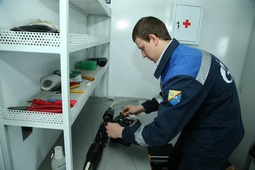 Электромеханик Дмитрий Скорняков производит сварку оптического кабеля