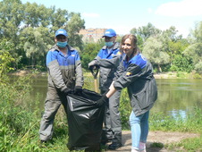 Работники управления материально-технического снабжения и комплектации проводят уборку на берегу реки Урал