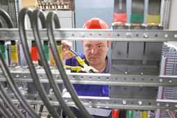 Электромонтер Илья Быков ведет проверку монтажа электрооборудования трансформаторной подстанции