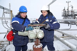 Операторы Максим Сесько и Евгений Гладких проверяют работоспособность вновь установленной электроприводной задвижки газопровода скважины № 580-н